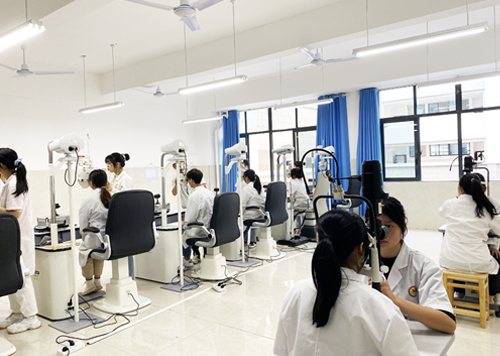 重庆市渝西卫生学校眼视光与配镜