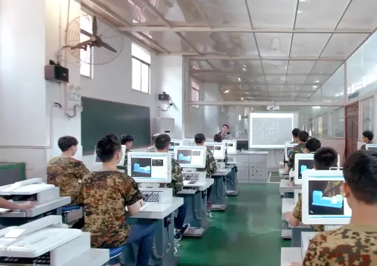 重庆市机械高级技工学校机房